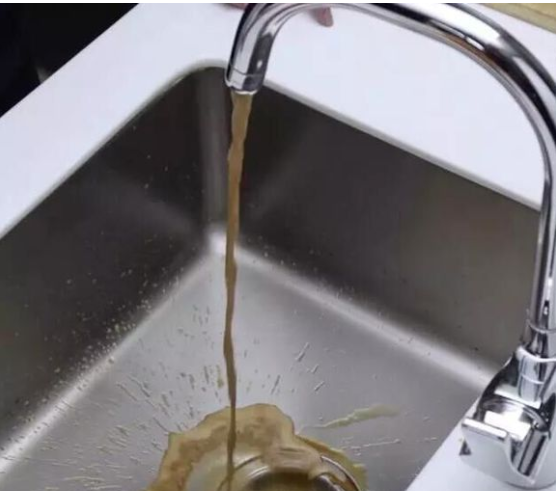 原來自來水管的污垢雜質(zhì)是這樣被清除的